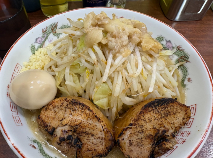 コスパ最強!ボリューム満点!駅近二郎系ラーメン 【ラーメン豚んち】の1枚目の画像