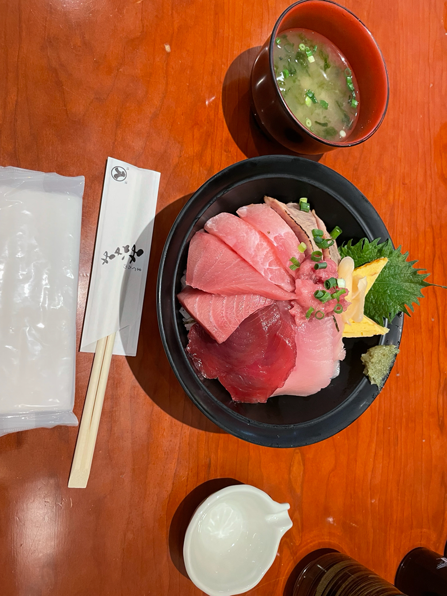 行列が絶えない理由。鮮度抜群の海鮮丼ランチの1枚目の画像