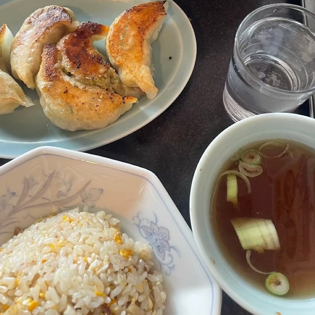 餃子と炒飯の画像