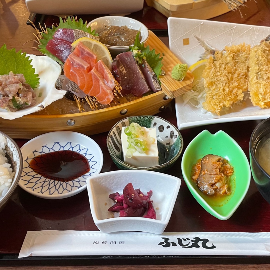 刺身舟盛とあじフライ膳の画像