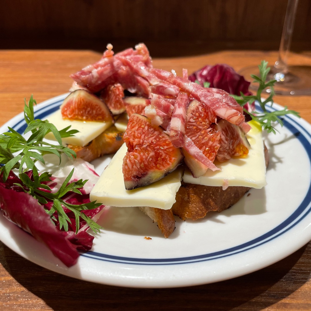 イチジクと発酵バターとナポリサラミのブルスケッタの画像